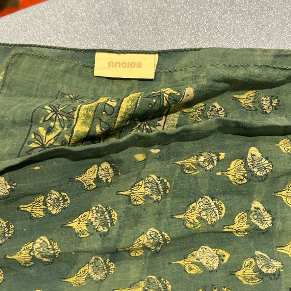 Green and gold scarf - Picture 6 of 6